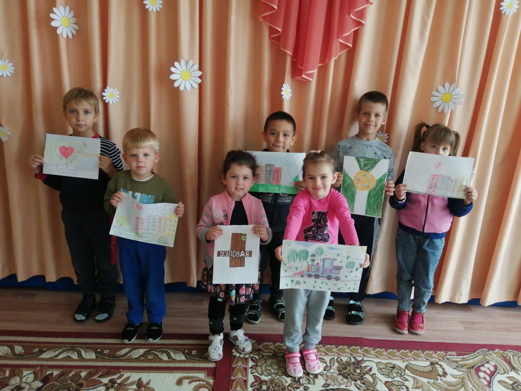 Детско-родительская выставка рисунков, посвящённая родному городу..