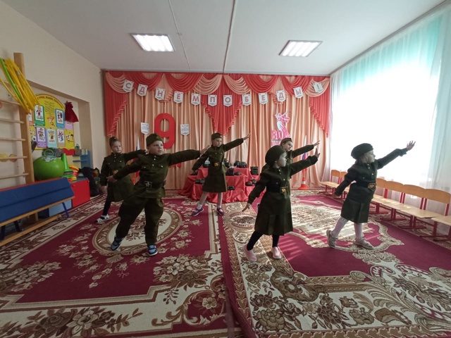 Фестиваль танца под военные песни.